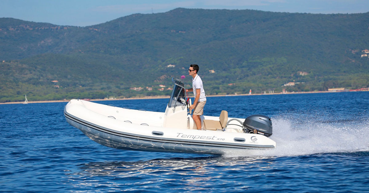 Uno de nuestros barcos sin titulación que tenemos en alquiler navegando por Ibiza