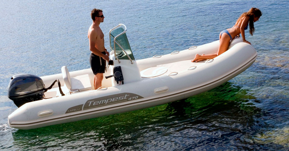 Turistas visitando una cala con un barco sin título alquilado en RentaBoat Ibiza