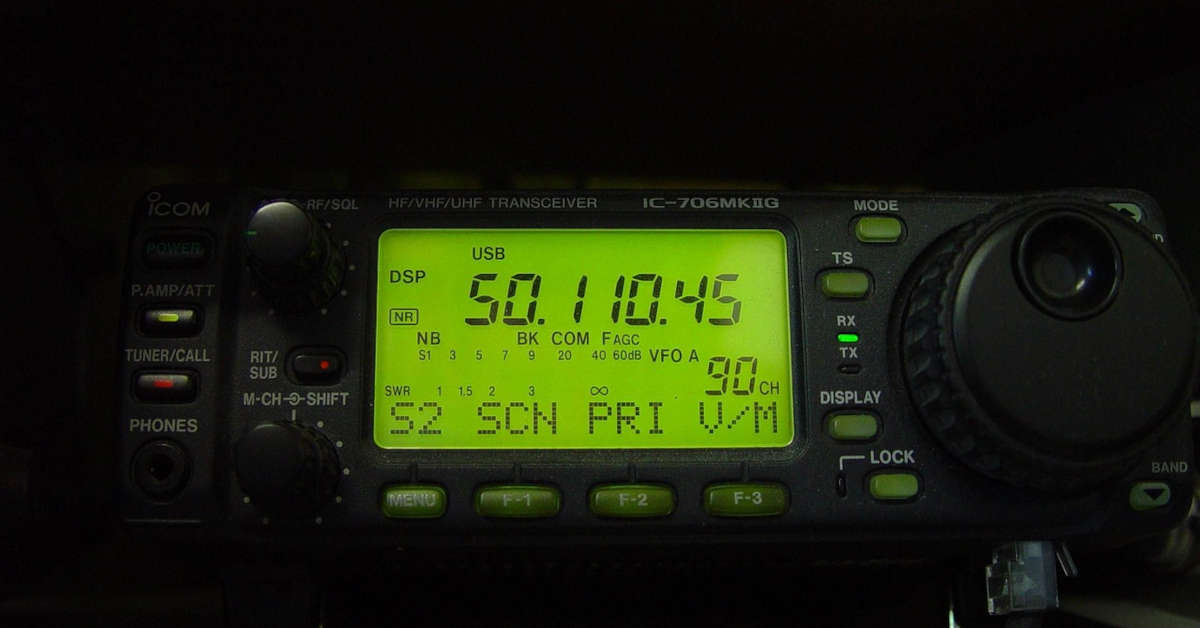 Una radios VHF en un barco de alquiler en Ibiza