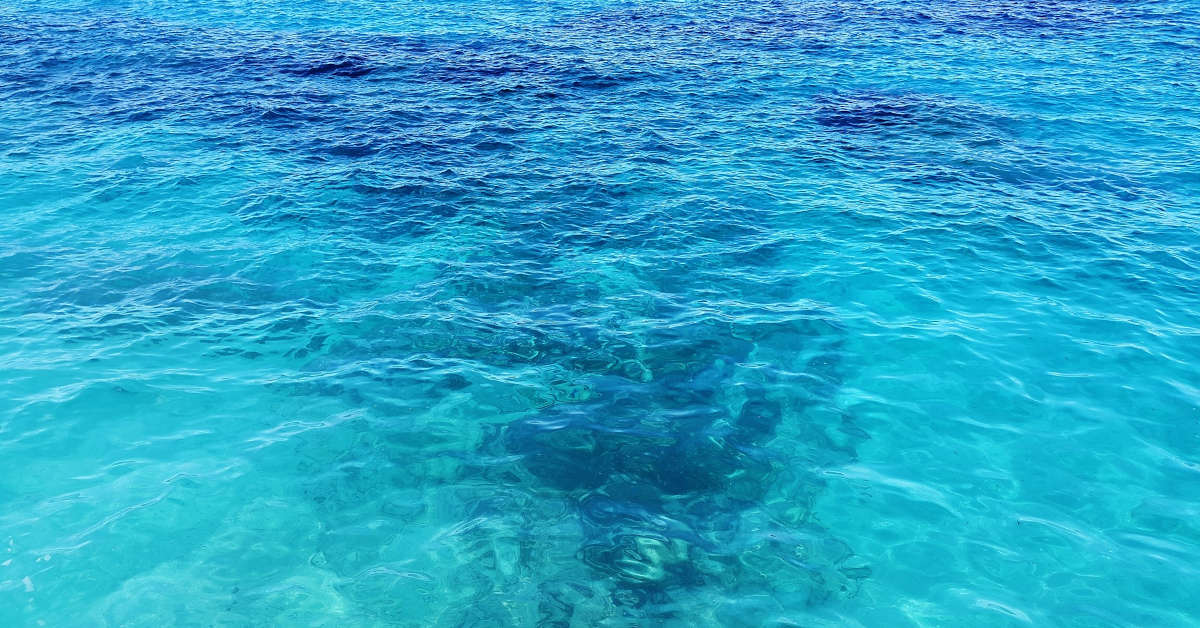 Vista del Mar Mediterráneo desde un barco de alquiler en Ibiza