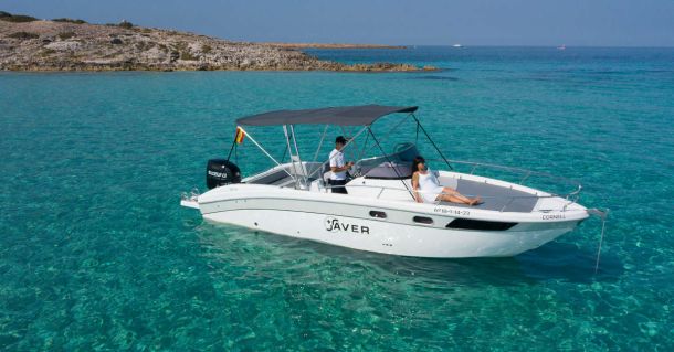 Yacht charter in Ibiza with skipper: advantages and disadvantages