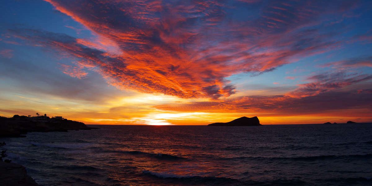 Los mejores lugares para fondear en Ibiza: consejos y recomendaciones para pasar la noche en el mar