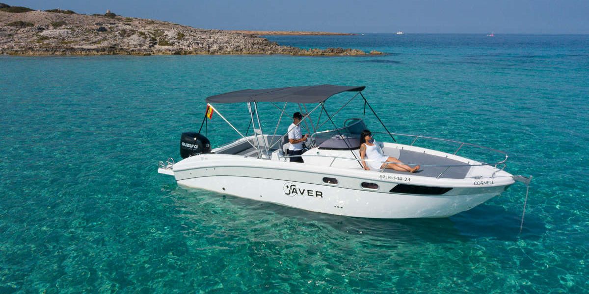 Yacht charter in Ibiza with skipper: advantages and disadvantages