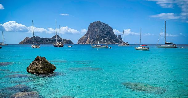 Where to anchor with your charter boat in Ibiza?