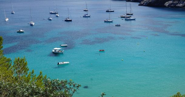 What to do in a day by boat in Ibiza: activities, gastronomy and must-sees