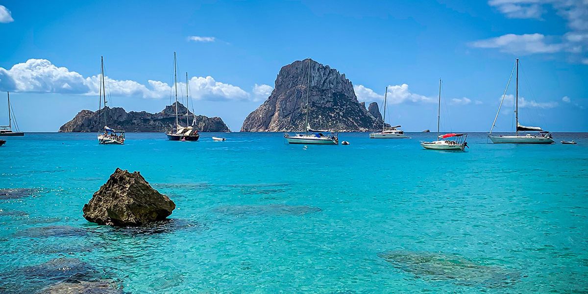 Where to anchor with your charter boat in Ibiza?