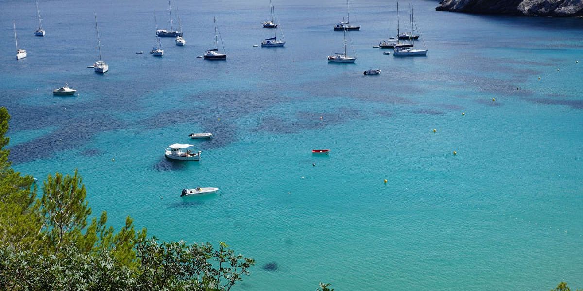 Qué hacer en un día en barco en Ibiza: actividades, gastronomía y lugares imprescindibles